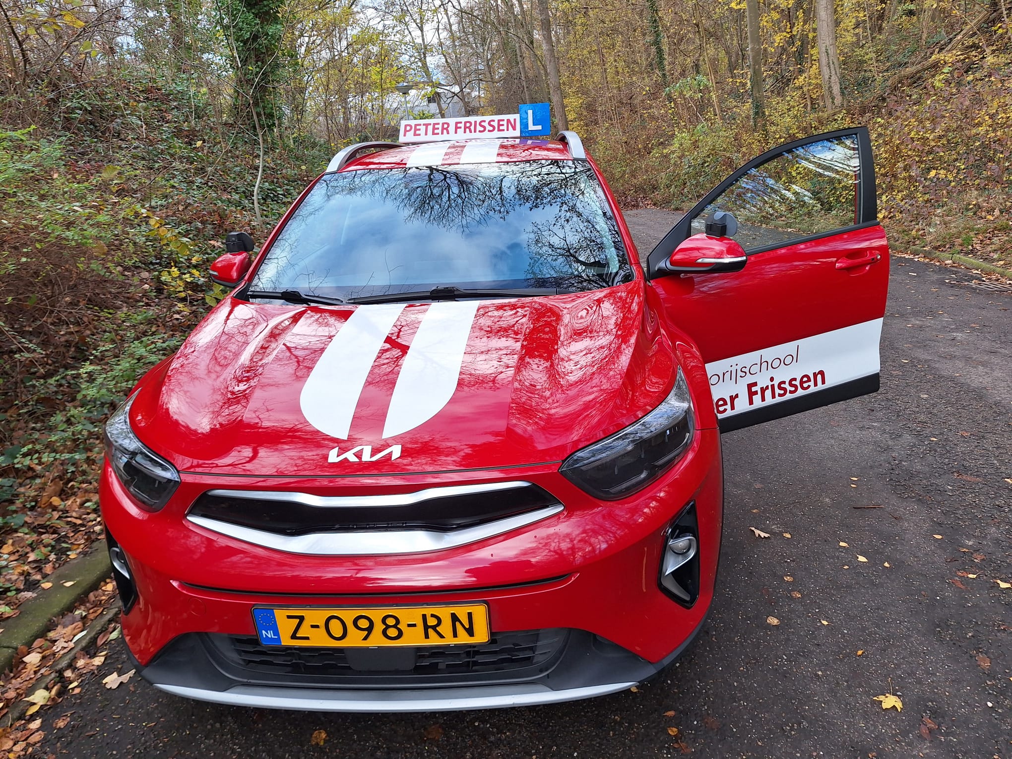 Autorijschool Peter Frissen lesauto voorkant detail